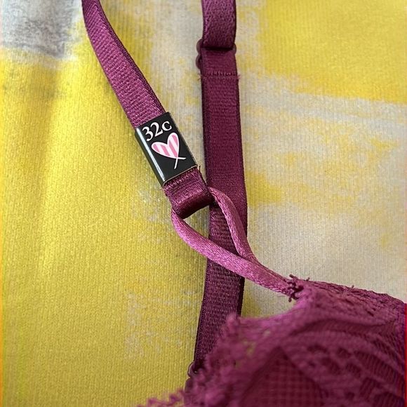 Victoria’s Secret very sexy lace bra 32C - Picture 4 of 7